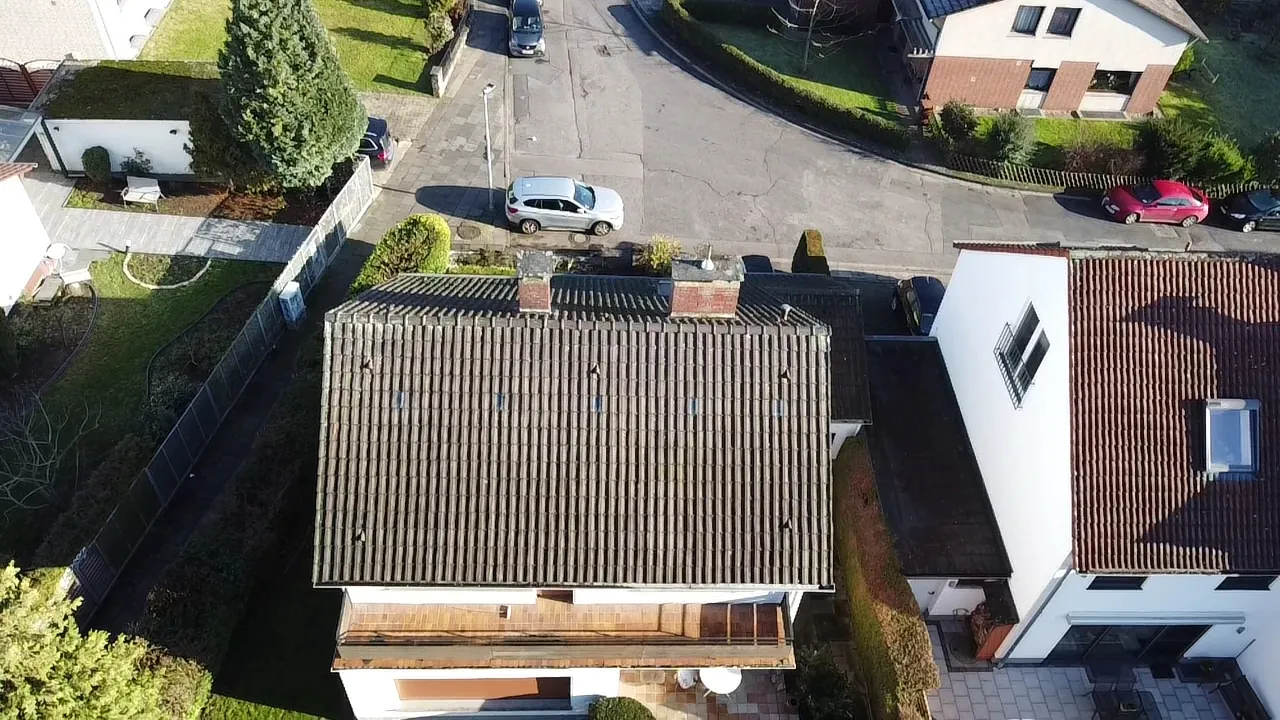 Luftaufnahme: das freistehende Haus mit Satteldach, Garage und Straße