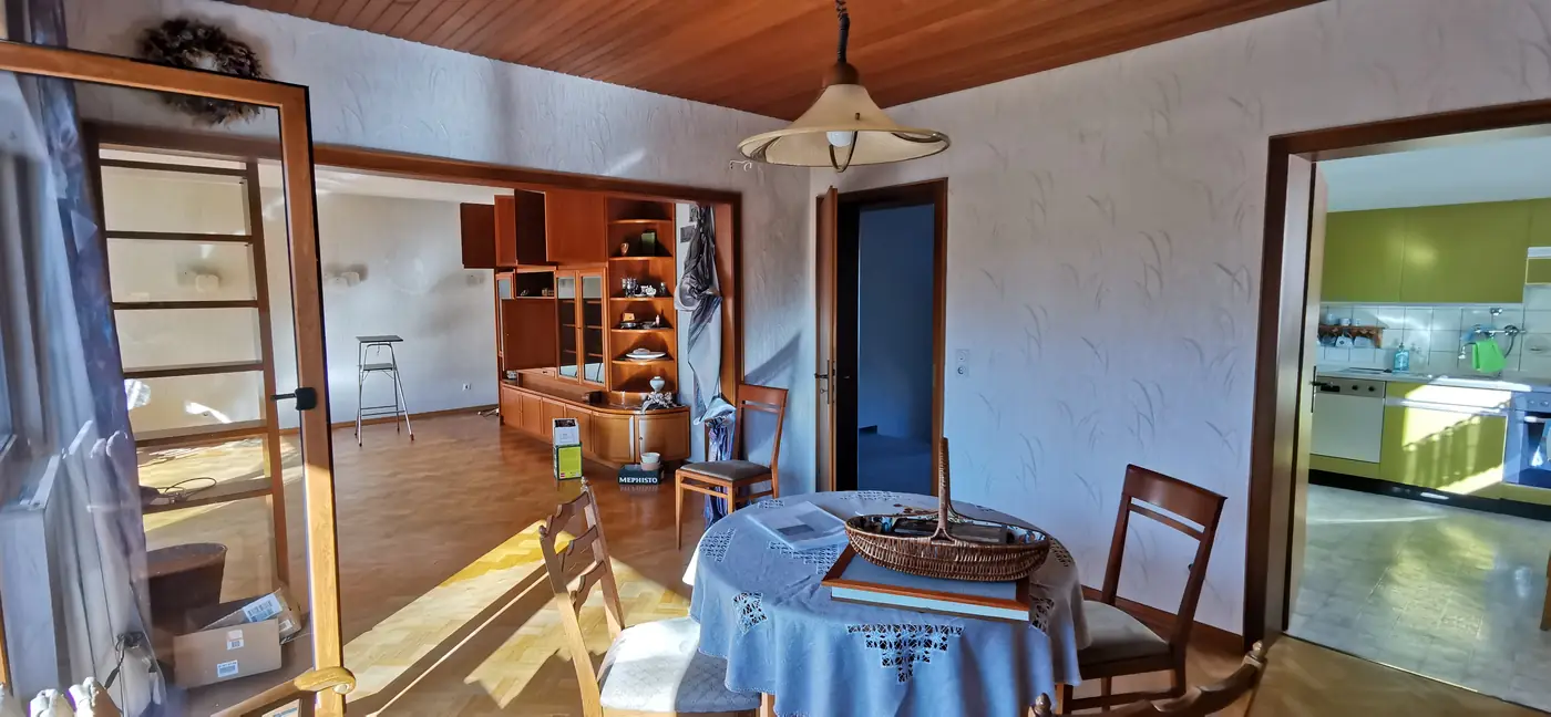 Essplatz mit Holzdecke, links der Durchgang ins Wohnzimmer, rechts die Küche