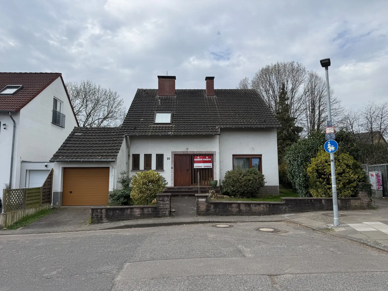 Straßenansicht mit Garage und Hauseingang