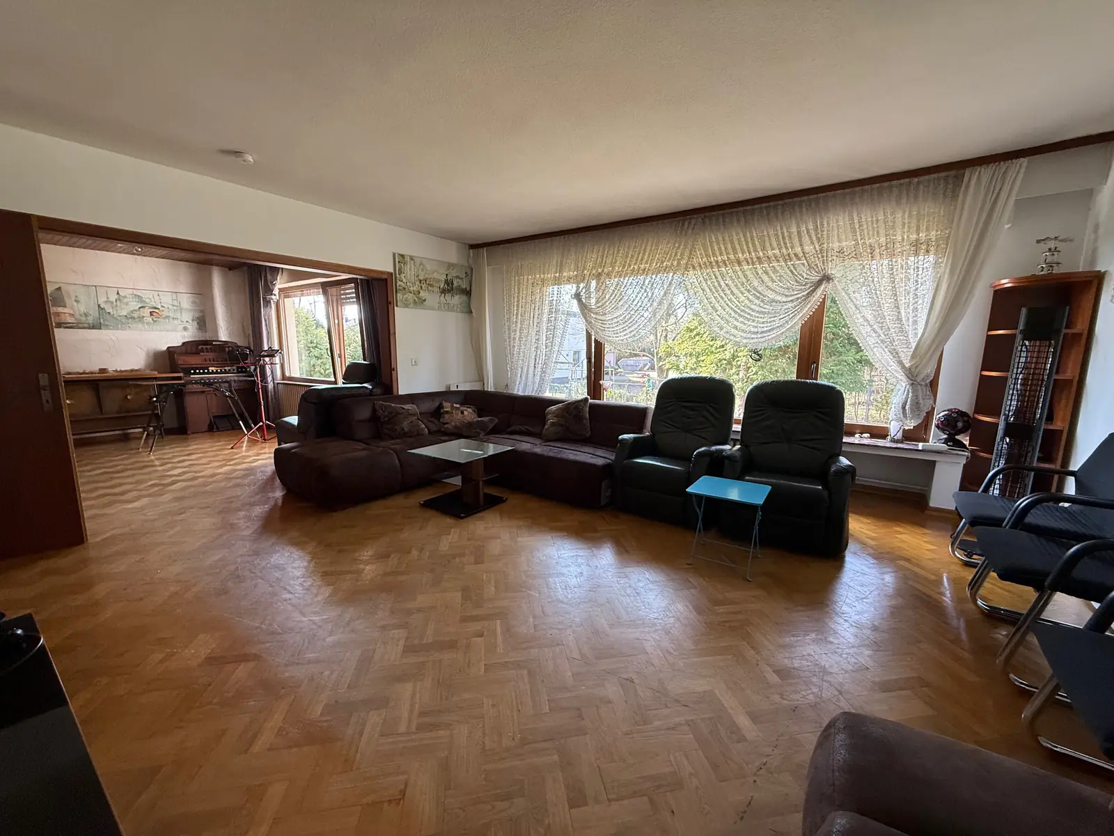 Wohnzimmer mit Fischgrätparkett